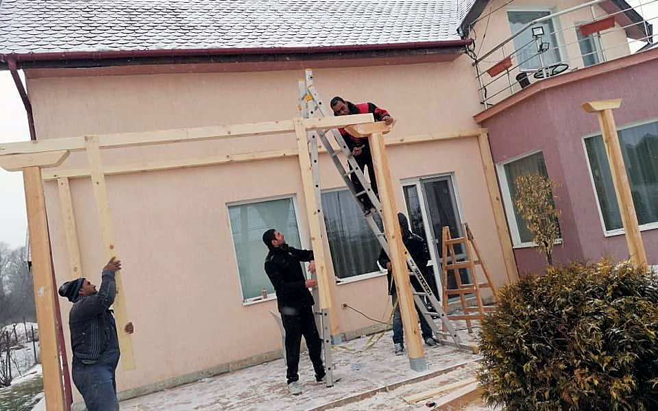Навес пред входа с битумни керемиди